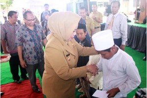 Bupati Kuningan saat memberikan santunan kepada anak yatim.